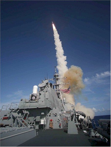 탄도 미사일 요격 미사일을 발사하는 알레이버크급 이지스구축함 DDG-73 디케이터함