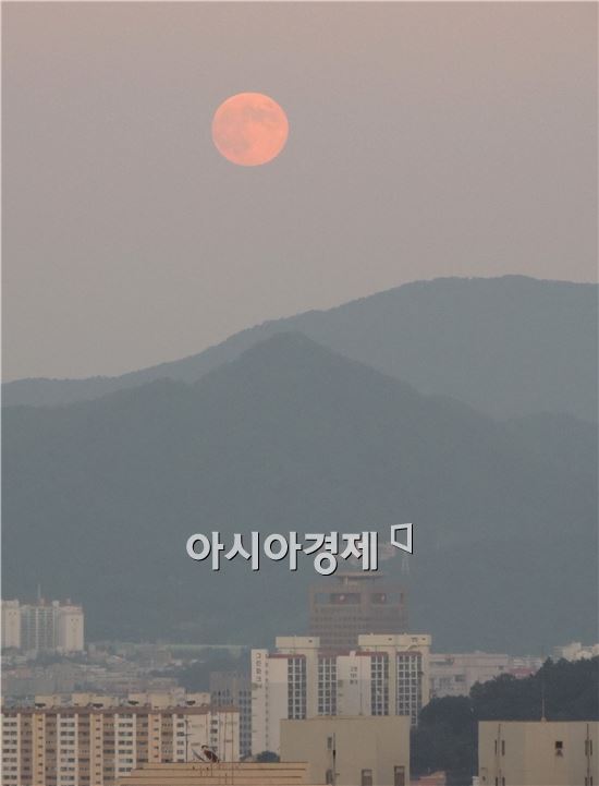 [포토]광주시가지 밝히는 '수퍼 보름달'