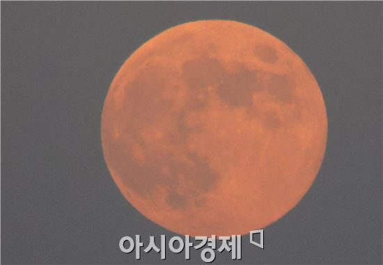 [포토]붉디 붉은 한가위 '수퍼 보름달' 떳다
