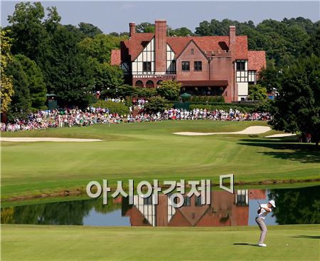  이스트레이크골프장 9번홀 전경. 멀리 클럽하우스가 보인다. 사진=Getty images/멀티비츠.