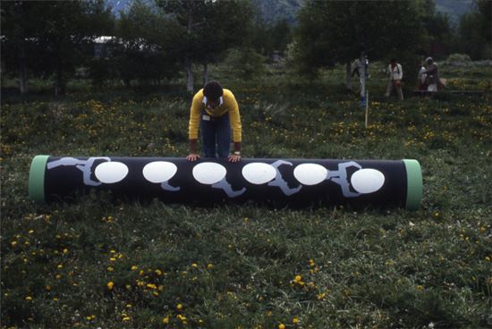 ▲1983년 당시 타임캡슐이 뭍히기 직전의 모습 (사진출처=CNET)