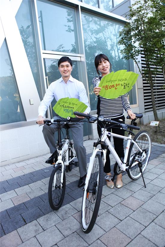 SK케미칼 임직원들이 친환경 활동 장려를 위해 자전거를 타고 사내 홍보 활동을 벌이고 있는 모습. 
