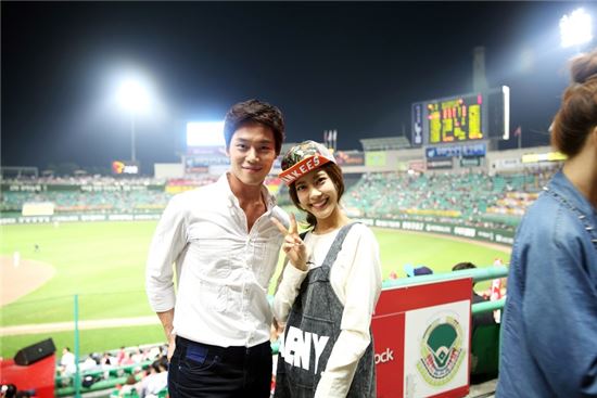 이윤지-한주완 커플, 야구장 커플 인증사진 공개 '달달'