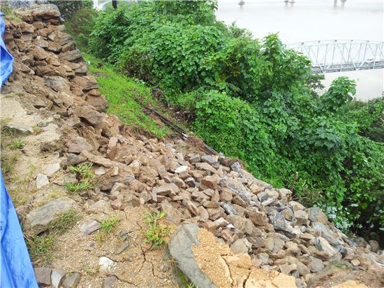 지난 14일 비가 내린 뒤 무너진 공산성 성벽 모습.