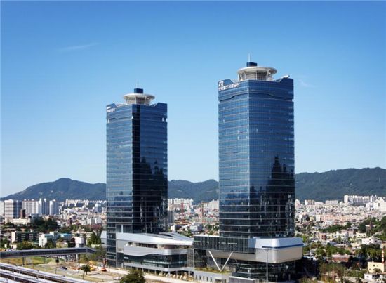 대전역 옆에 있는 한국철도시설공단 사옥(오른쪽).