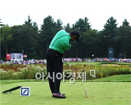  타이거 우즈가 파3홀에서 강력한 다운스윙으로 디봇을 만들고 있다. 사진=Getty images/멀티비츠.