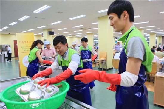 광해관리공단 직원들이 서울노인복지센터에서 배식과 설거지 등 봉사 활동을 하고 있다.
