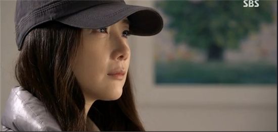 최지우, 무표정+건조한 말투 '수상한 가정부' 완벽 변신 