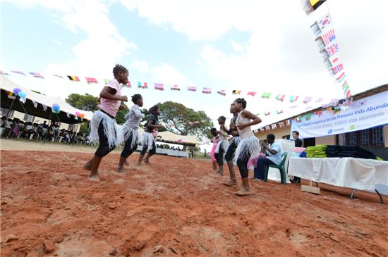 올해 초 한국가스공사가 아프리카 모잠비크 현지에서 사회공헌 활동의 일환으로 세운 초등학교 준공식에서 아이들이 전통춤을 선보이고 있다.