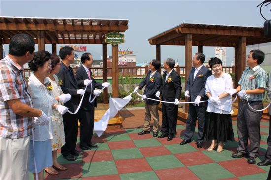 한국남동발전은 경남 사천시 YMCA가 운영하고 있는 꿈샘지역아동센터 옥상에 써니 가든 1호점을 설치했다.