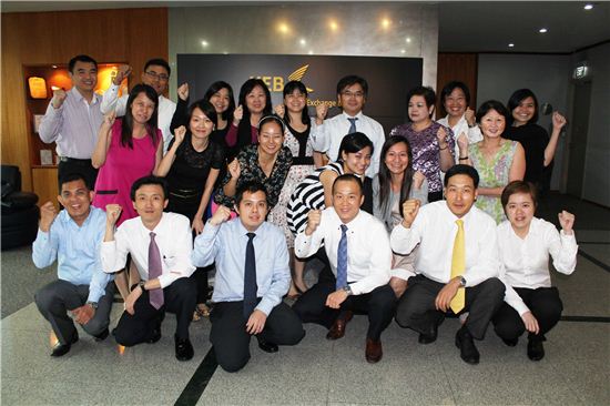 정우영 지점장(뒷줄 오른쪽에서 다섯번째)과 싱가포르 지점 직원들이 화이팅을 외치고 있다.