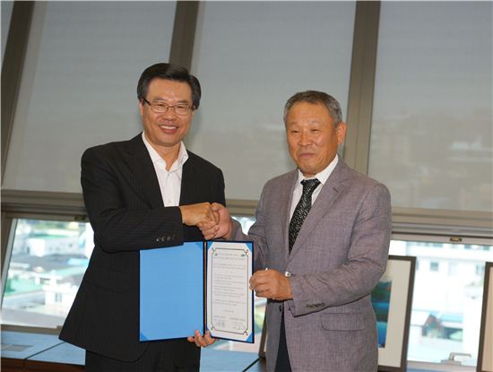 성장현 용산구청장(왼쪽)이 이오주 순천향대학병원 장례식장 대표와 협약을 맺었다.
