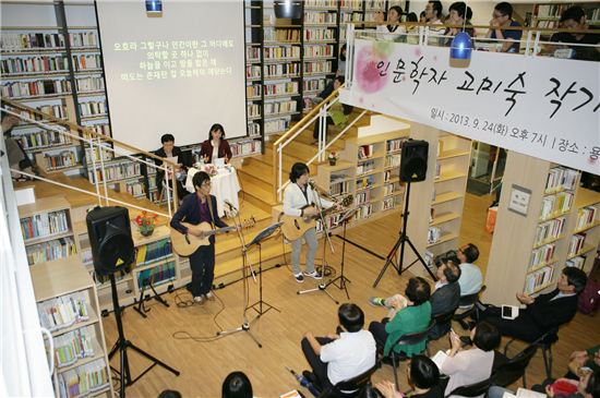 작곡가 제갈인철씨(왼쪽)이 자작곡 '열하일기 호곡장'을 허영택 가수와 함께 부르고 있다.
