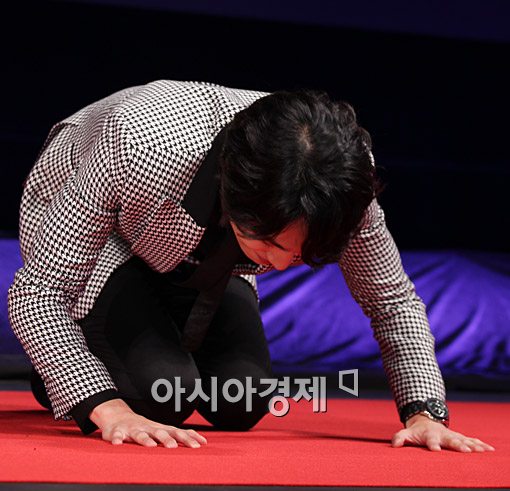 [포토]큰절 올리는 이준 '영화 잘 부탁드려요'