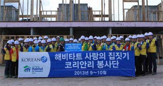 원종규 코리안리 사장, 춘천서 집짓기 봉사활동