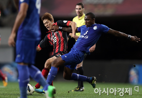 [포토] 고명진 '내 멱살을 잡아?'