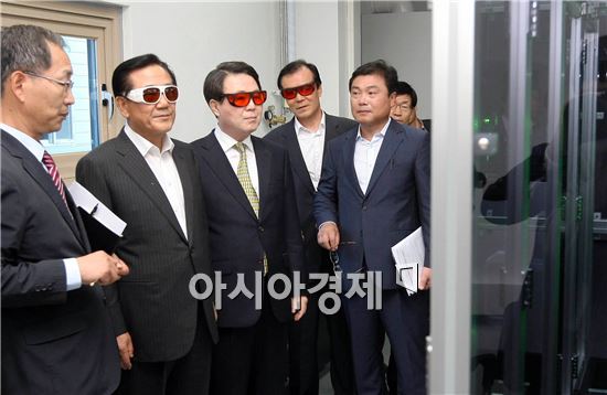 [포토]3D 안경쓰고 관찰하는 박준영 전남도지사