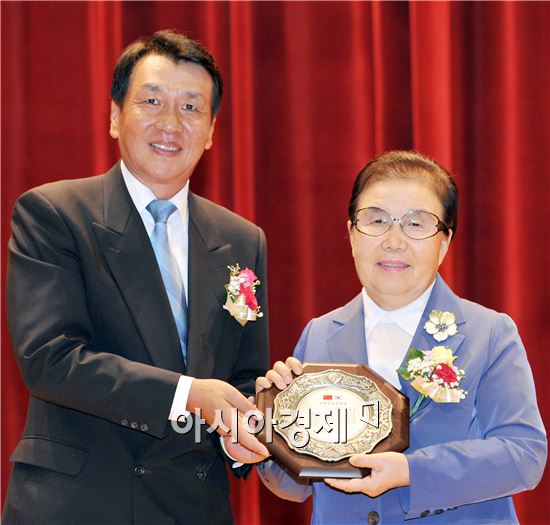이화성 호남대 설립자(오른쪽)가  ‘한중우호공헌상’을 수상하고  텅안쥔 중국 주 광주총영사와 기념촬영을 하고 있다.