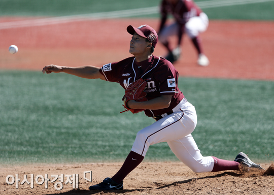 [포토] 피칭하는 넥센 조용훈