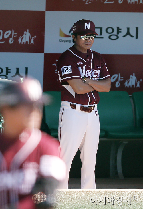 [포토] 경기 지켜보는 김성갑 2군 감독