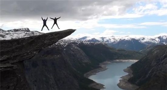 세계 최고 전망대 트롤퉁가 "너도 한번 뛰어 볼래?"