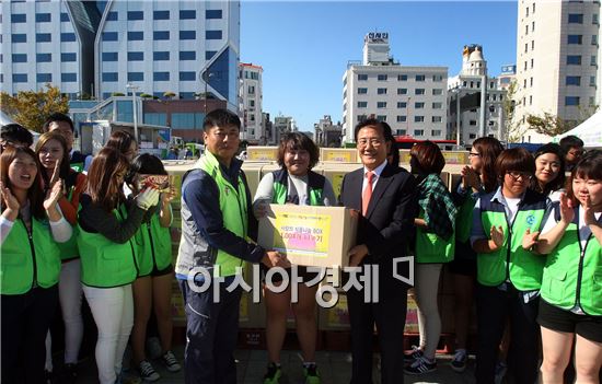 [포토]사랑의 푸드뱅크 행사에 참여한 박준영 전남도지사