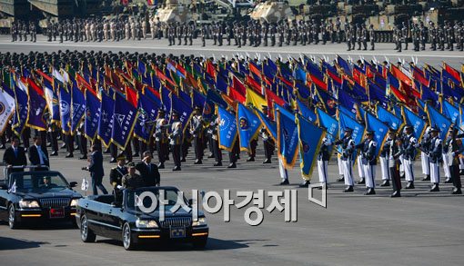 [포토] 국군들을 향해 경례를 하는 김관진 장관