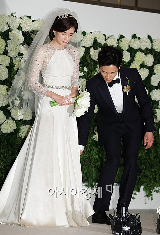 [포토]지성, 웨딩드레스가 예쁘게 나와야지!