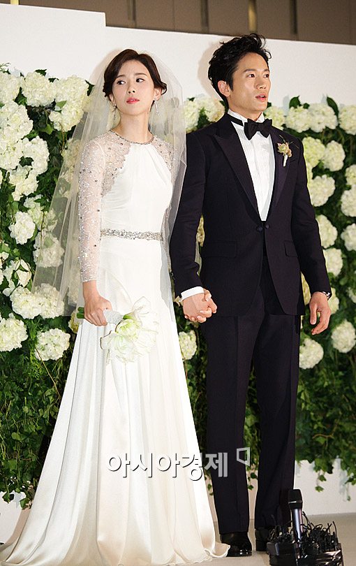 [포토]지성-이보영, 꼭 잡은 두손 '화보가 따로 없네'