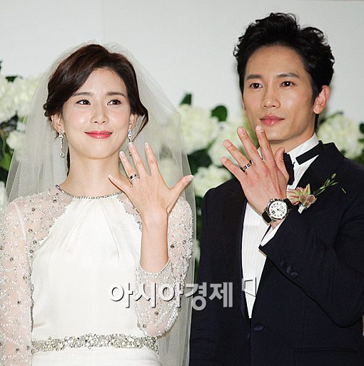 [포토]지성-이보영 '결혼반지 예쁘죠?'