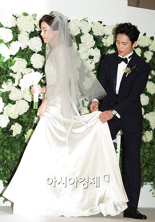 [포토]지성, 이보영 드레스 챙기는 매너