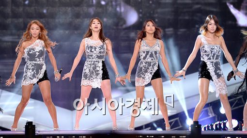 [포토]축하공연 펼치는 씨스타