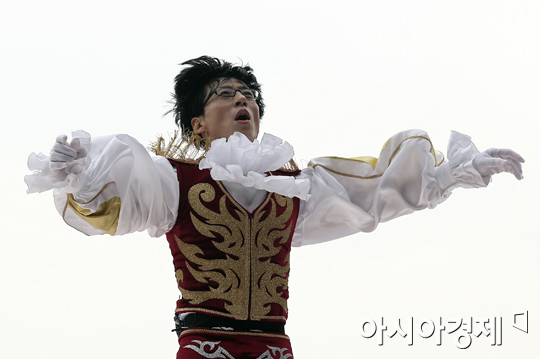 [포토] 고연전 응원 펼치는 유재석