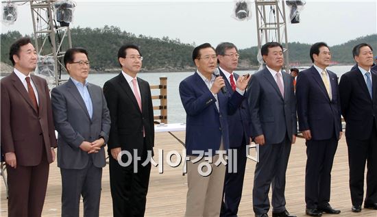 [포토]명량대첩축제 개막 축사하는 박준영 전남지사