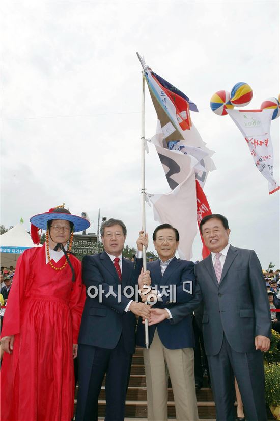 [포토]명량대첩축제 개막 축사하는 박준영 전남지사