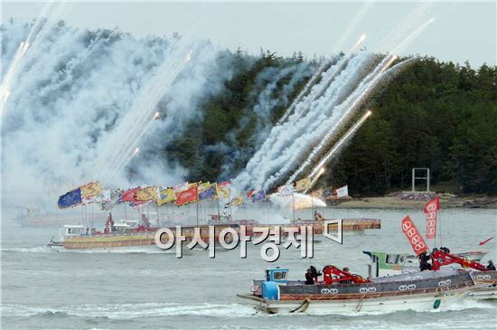 2013 명량대첩축제가 29일 오후 전남 해남-진도 울돌목에서 ‘진군의 기상 울돌목의 함성’이라는 주제로 열린 가운데 명량대첩 당시 조선 수군 판옥선 13척이 일본 수군의 안택선 133척을 격파한 명량대첩 싸움이 재현되고 있다.