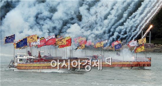 2013 명량대첩축제가 29일 오후 전남 해남-진도 울돌목에서 ‘진군의 기상 울돌목의 함성’이라는 주제로 열린 가운데 명량대첩 당시 조선 수군 판옥선 13척이 일본 수군의 안택선 133척을 격파한 명량대첩 싸움이 재현되고 있다.