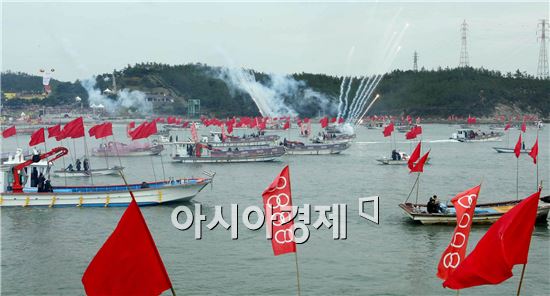 2013 명량대첩축제가 29일 오후 전남 해남-진도 울돌목에서 ‘진군의 기상 울돌목의 함성’이라는 주제로 열린 가운데 명량대첩 당시 조선 수군 판옥선 13척이 일본 수군의 안택선 133척을 격파한 명량대첩 싸움이 재현되고 있다.