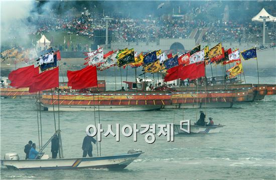 2013 명량대첩축제가 29일 오후 전남 해남-진도 울돌목에서 ‘진군의 기상 울돌목의 함성’이라는 주제로 열린 가운데 명량대첩 당시 조선 수군 판옥선 13척이 일본 수군의 안택선 133척을 격파한 명량대첩 싸움이 재현되고 있다.사진제공=전남도