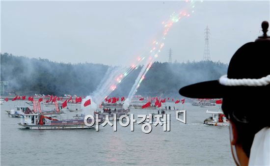 2013 명량대첩축제가 29일 오후 전남 해남-진도 울돌목에서 ‘진군의 기상 울돌목의 함성’이라는 주제로 열린 가운데 명량대첩 당시 조선 수군 판옥선 13척이 일본 수군의 안택선 133척을 격파한 명량대첩 싸움이 재현되고 있다. 사진제공=전남도