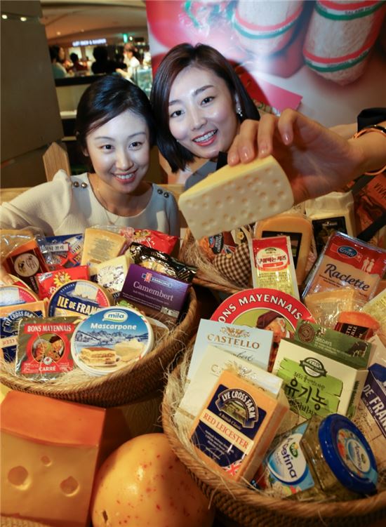 [포토]현대百, 세계 유명 치즈 최대 반값 할인 