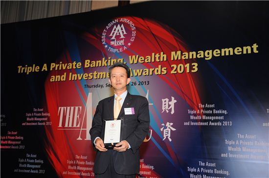 26일 홍콩에서 열린 에셋誌 시상식에서 김진형 신한은행 홍콩지점장이 대한민국 최우수 자산관리 은행상을 수상한 후 기념촬영을 하고 있다.