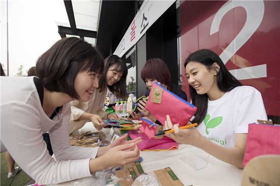 [포토]KT 대학생봉사단, 사회적기업과 함께 나섰다