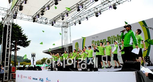 [포토]'그린리본 마라톤대회' 다함께 종이비행기 날려요~