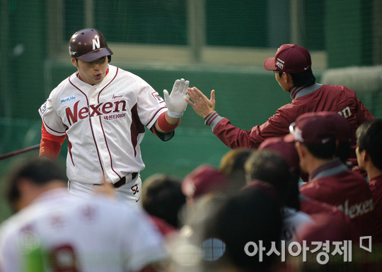 [포토] 박병호 '감독님 또 넘겼어요'
