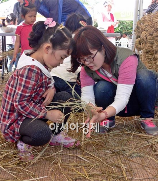 순천정원박람회장, 초가지붕 이엉이기 체험행사 운영