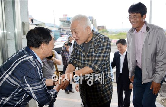 [포토]안병호 함평군수와 악수하는 민주당 김한길 대표