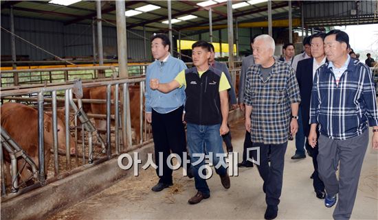 [포토]함평한우 농가 방문한 김한길 민주당 대표