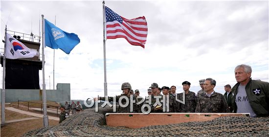 김관진 국방장관이 방한 중인 척 헤이글 美 국방장관과 함께 30일 오전 경기도 파주 판문점 내에 있는 최전방 소초 오울렛 OP를 방문, 전방을 살펴보고 있다. 헤이글 미 국방장관은 내달 1일  서울현충원을 참배하고 성남 서울공항에서 열리는 건군 제65주년 국군의 날 기념식에 마틴 뎀프시 합참의장과 함께 참석한다. <파주 사진공동취재단>
