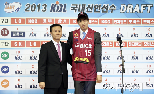 [포토] 김종규 '전체 1순위로 창원 LG!'